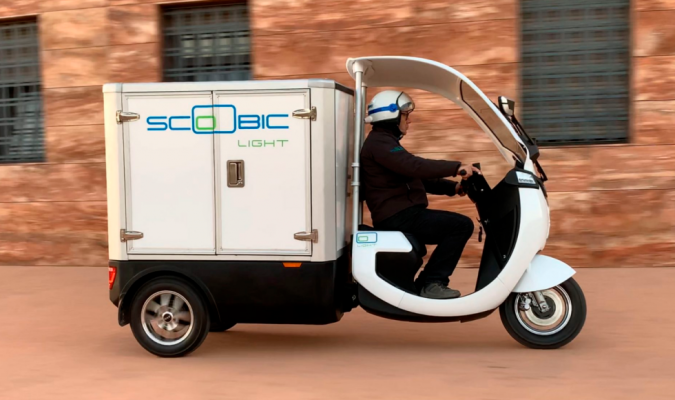 La empresa sevillana Scoobic, con sus modelos de vehículos eléctricos para el reparto de mercancía dentro de áreas urbanas, ha sido galardonada con el premio de la Asociación Española de Gestores de Flotas y de Movilidad.