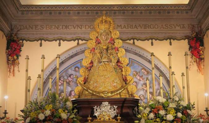 La Virgen del Rocío despide el año con el traje del centenario