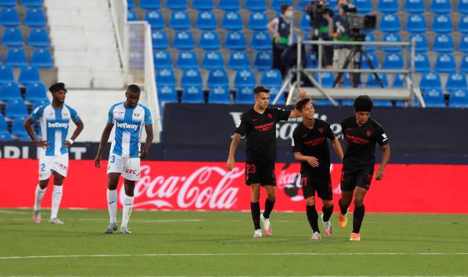 El delantero del Sevilla FC Oliver Torres (2d) celebra uno de sus goles ante el Leganés. EFE/Kiko Huesca
