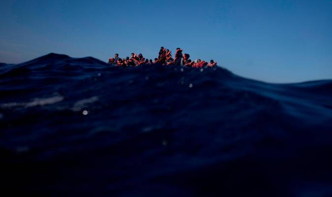 Una barcaza con 34 migrantes espera ayuda desde hace 36 horas en el Mediterráneo