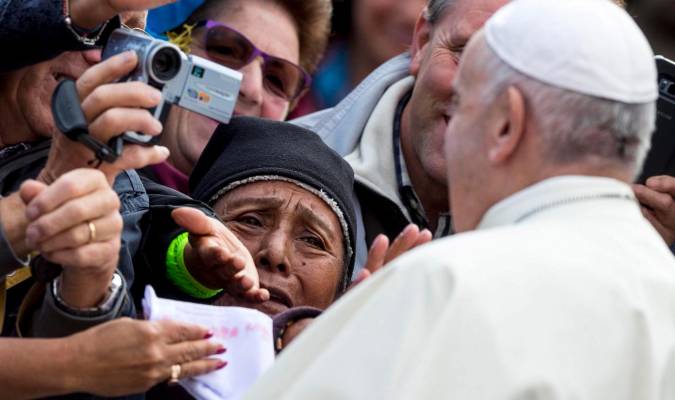 El papa Francisco saludando a los fieles. EFE/Angelo Carconi