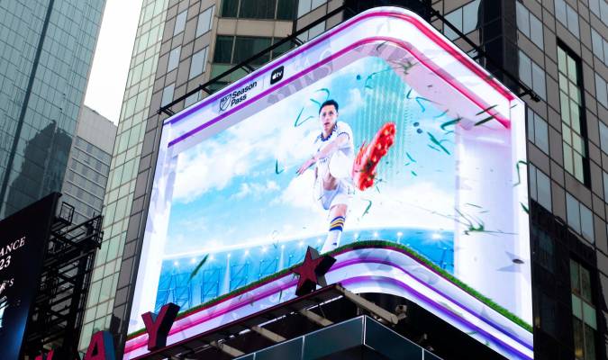 El jugador mexicano Javier 'Chicharito' Hernández en una acción publicitaria de la MLS en Times Square, Nueva York.EFE/MLS