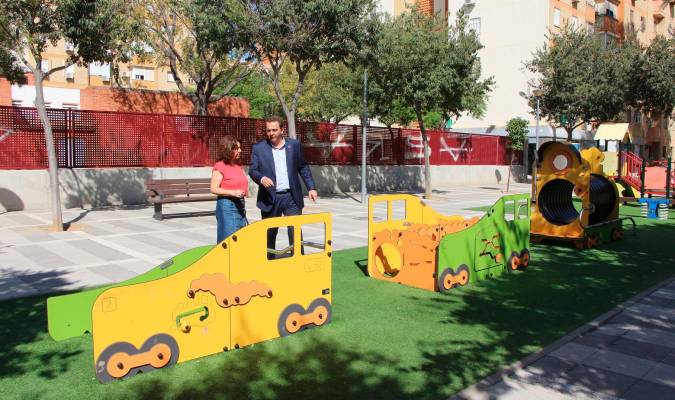 En servicio dos zonas infantiles en Pino Montano con nuevos juegos accesibles