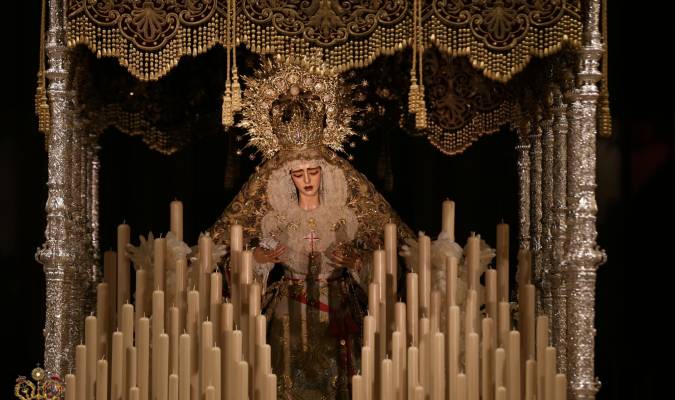 La Virgen de la Encarnación Coronada, ya lista en su paso de palio. Foto: Tomás Quifes (Hdad. San Benito)