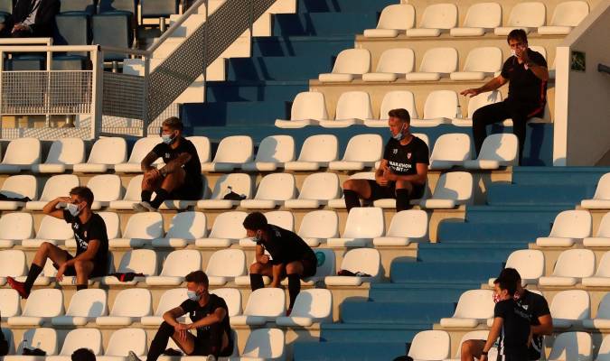 Los jugadores reservas del Sevilla siguen desde las gradas del estadio de Butarque en encuentro. EFE/Kiko Huesca.