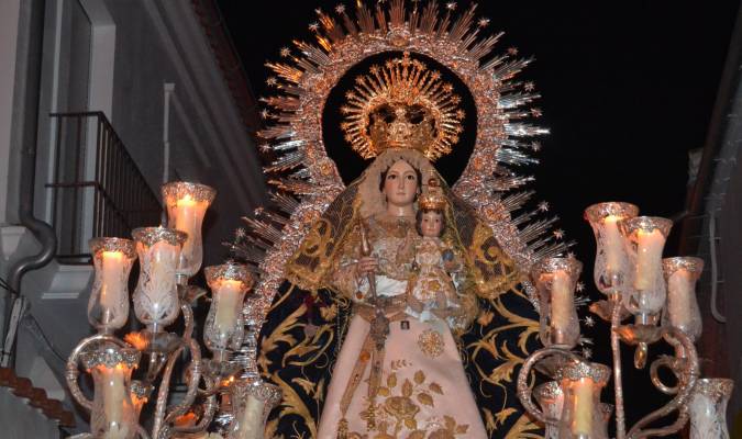 Noche de reencuentros en Alanís y El Pedroso con las procesiones de sus patronas