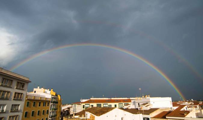 Un arco iris cruza el cielo. EFE/ David Arquimbau Sintes
