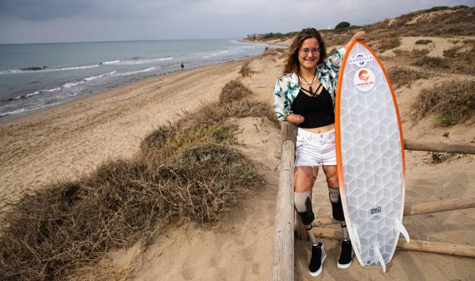 Sarah Almagro, la campeona amputada que surfeó la tragedia