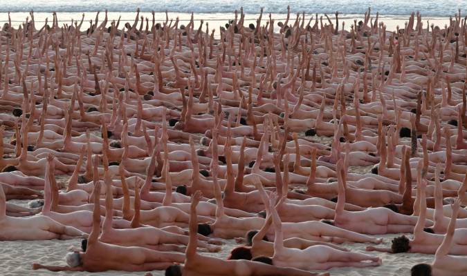 Más de 2.000 desnudos contra el cáncer de piel