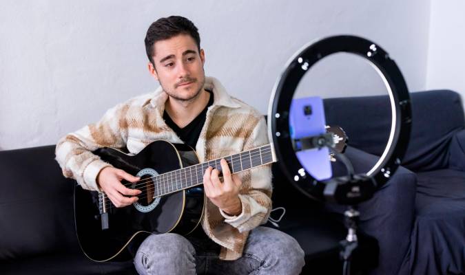 Adrián Campos, el cantante sin discográfica que triunfa en las redes