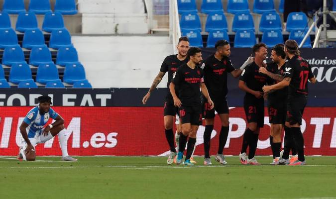 Los jugadores del Sevilla celebran el segundo gol del equipo andaluz. EFE/Kiko Huesca.