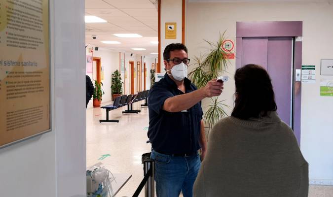 Andalucía recupera las consultas médicas presenciales perdidas hace un año