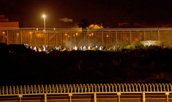 Varios marroquíes intentan llegar a suelo español desde la frontera que separa Melilla y Marruecos. / E.P.
