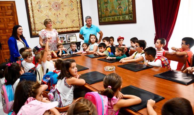 Los escolares de la Escuela de Educación Infantil Puerta Osuna visitan el Ayuntamiento