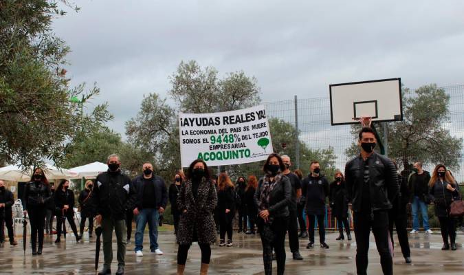 Comerciantes de Montequinto se visten de negro para exigir «ayudas reales» e impuestos más bajos