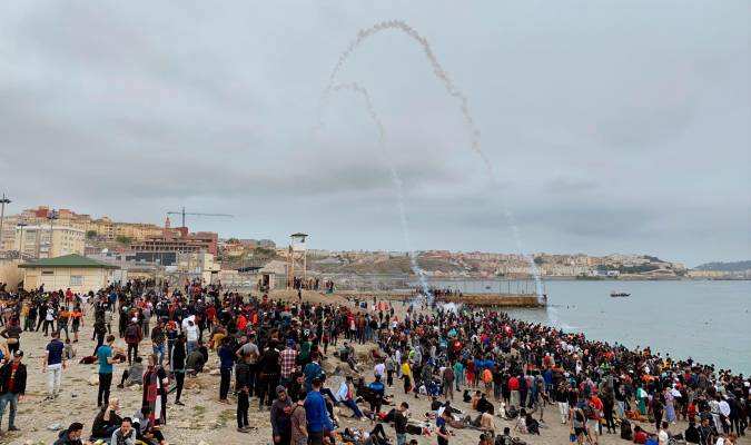 Miles de inmigrantes siguen llegando a Ceuta ante el silencio de Marruecos