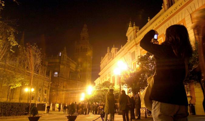 Sevilla restaura su alumbrado público y monumental