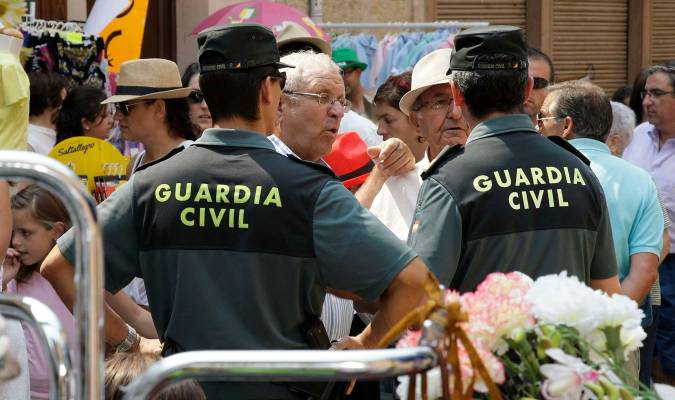 Dos agentes de la Guardia Civil. / El Correo