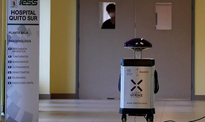 Fotografía de «Espejito», uno de los nuevos robots esterilizadores en el hospital de Quito.