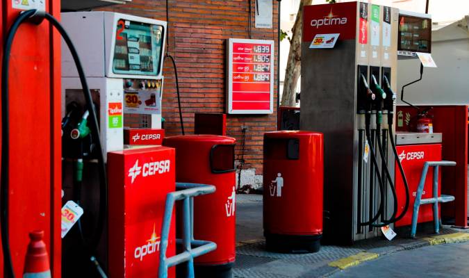 La gasolina despide 2022 un 30 % más barata que su récord del verano