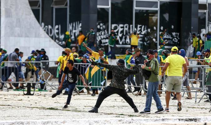 Decenas de opositores bolsonaristas se enfrentaron con la Policía brasileña / Marcelo Camargo