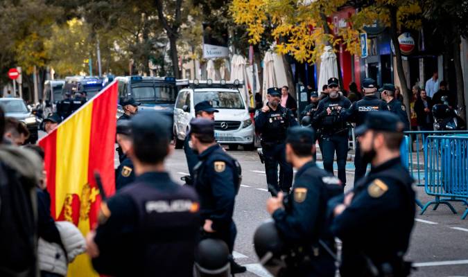 Varios agentes de la Policía Nacional durante una manifestación contra la amnistía. / Diego Radamés - E.P.