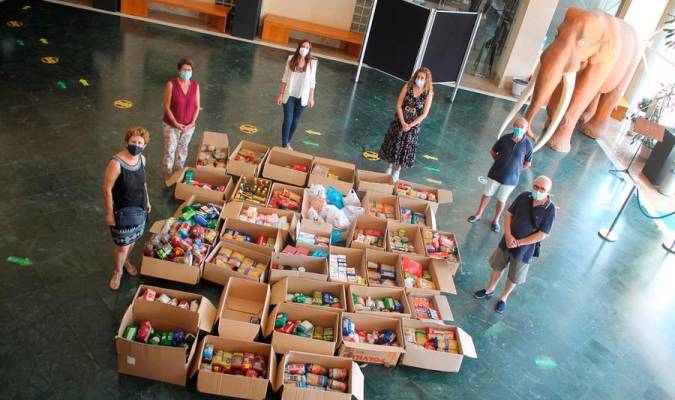 ‘La Hacienda Encantada’ ha recaudado una tonelada de alimentos, que han sido entregado a Cáritas de las tres parroquias rinconeras (Foto: Ayuntamiento de La Rinconada)