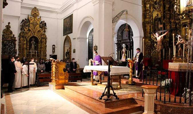 El rezo se llevó a cabo dentro de la parroquia Santa María Magdalena