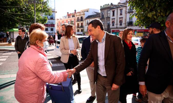 Moreno destaca el «futuro prometedor» de Sevilla en un paseo por Triana