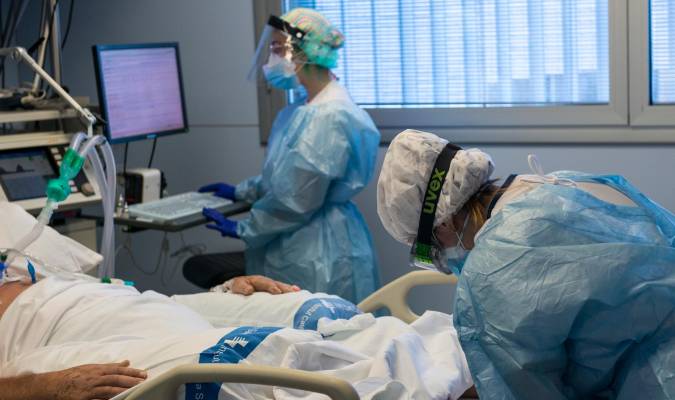 Personal sanitario atendiendo a un paciente ingresado en la UCI para enfermos de coronavirus. / E.P.