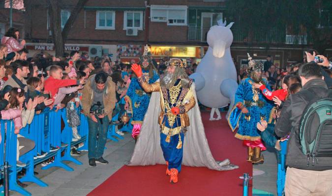 El Rey Melchor llegando al acto de coronación en La Rinconada el pasado mes de enero antes de la Cabalgata. (Foto: Ayuntamiento de La Rinconada)