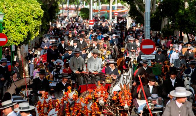Las calles de Sevilla abarrotadas de gente esta tarde en la Feria de Abril, que alcanza su ecuador y celebra su jornada grande al ser el miércoles día festivo. EFE/ Raúl Caro