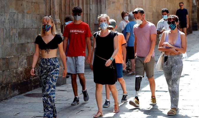 Un grupo de turistas pasea por el barrio gótico de Barcelona. EFE/Toni Albir