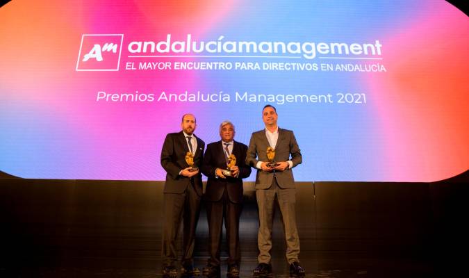Diego Gallego, Presidente de Grupo MIGASA, junto a los directivos de Barbadillo y Kimitec con los Premios Andalucía Management .