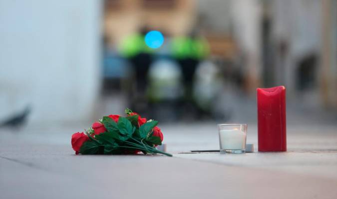 Flores y velas dejadas en la plaza en la que ha sido asesinado un sacristán de la Iglesia de La Palma, en Algeciras.