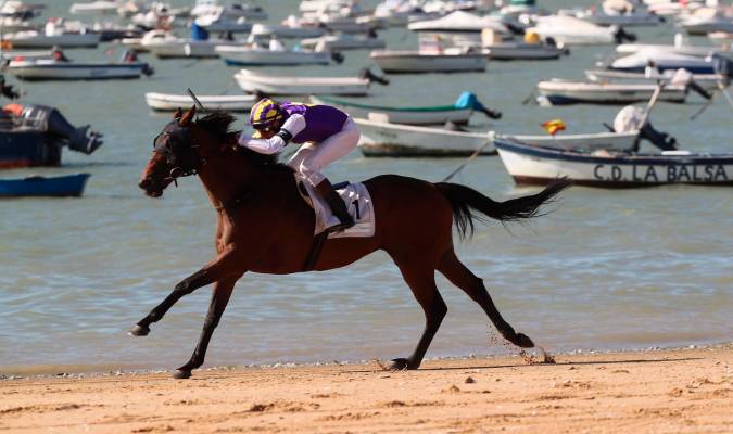 Carreras de caballos en las playas de Sanlúcar de Barrameda. EFE/Román Ríos