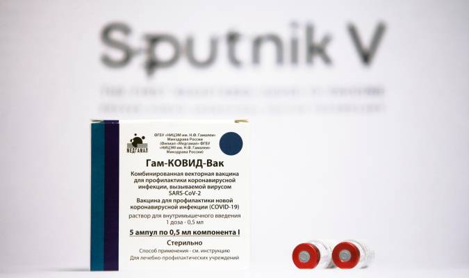 Las dudas por AstraZenca acercan la vacuna rusa Sputnik a la órbita europea