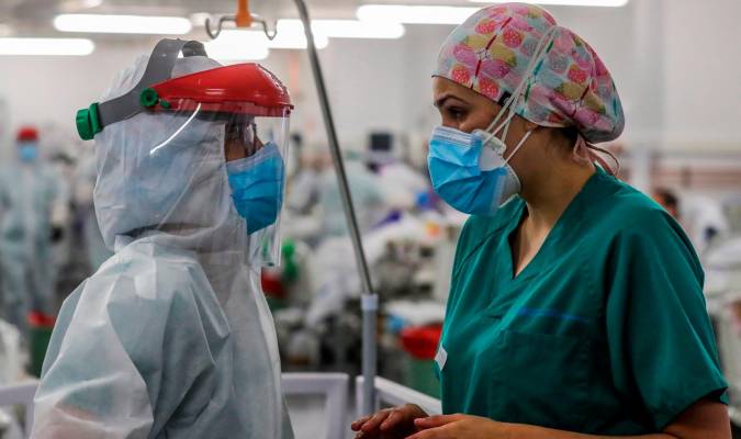 Personal sanitario durante su jornada de trabajo en una planta del Hospital Puerta de Hierro de Madrid. EFE/JuanJo Martín