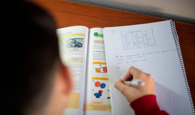 Un niño realiza sus deberes en su casa. / Iñaki Berasaluce - E.P.