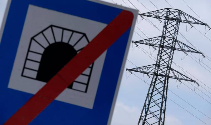 El Gobierno aprueba el mecanismo para bajar un 40 % la electricidad mayorista