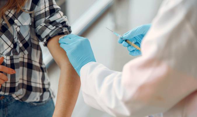 Administran más de 77.000 vacunas de AstraZeneca en 24 horas