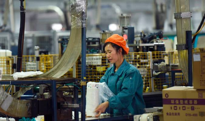 Un trabajador en una fábrica china. / EFE