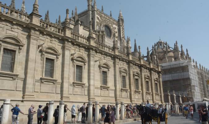 Cola de turistas esperando a entrar en la Catedral de Sevilla. / Manuel Gómez