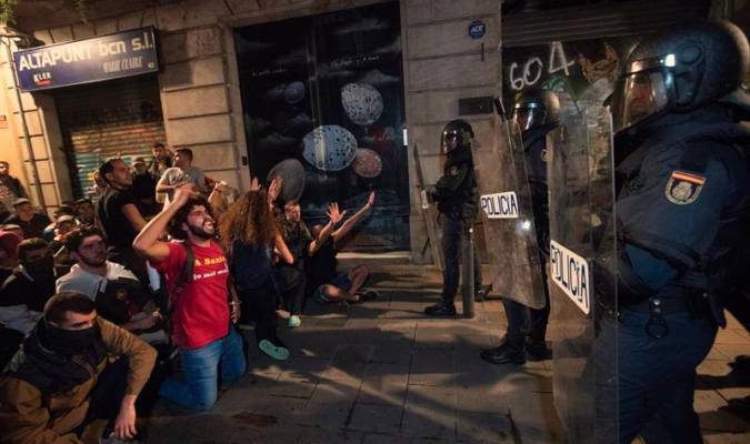 Manifestantes concentrados en la Via Laietana de Barcelona protestan frente a miembros de la policía nacional. / EFE