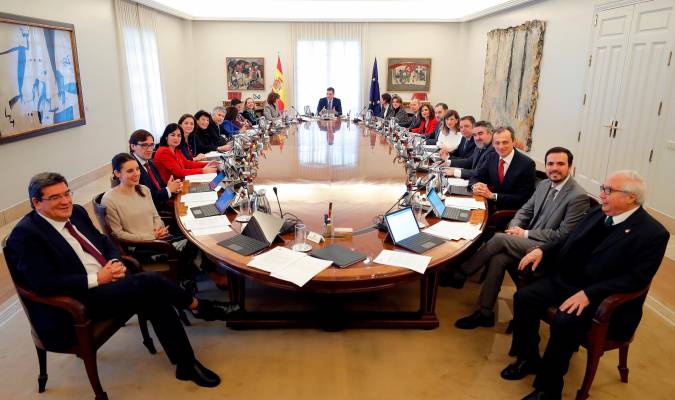 El presidente del Gobierno, Pedro Sánchez (c), preside el primer Consejo de Ministros celebrado este martes en el Palacio de la Moncloa. EFE/ Emilio Naranjo