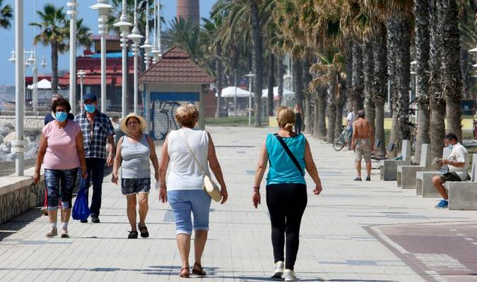  Paseantes disfrutan de la playa de Huelín (Málaga) durante la Fase 1 del Estado de Alarma. / E.P.