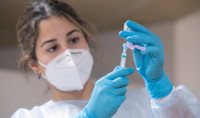 Una enfermera de Atención Primaria prepara una segunda dosis de la vacuna Pfizer-BioNTech. / E.P.