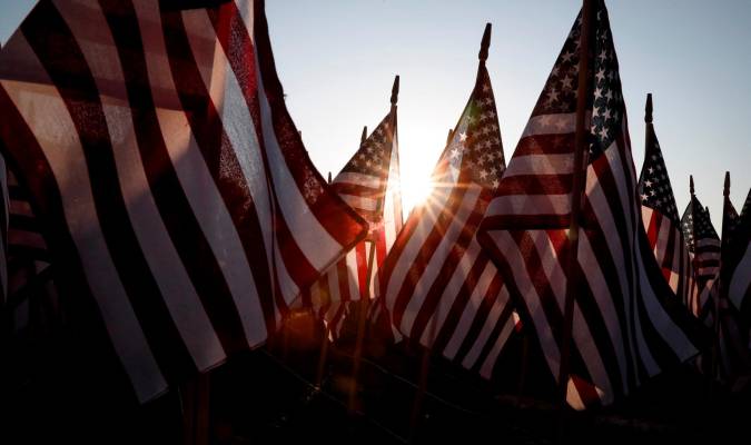 2.977 banderas estadounidenses ondean en el Memorial Park de Rose Hills en Whittier, California, Estados Unidos como parte de los preparativos del atentado terrorista del 11S. EFE/ Caroline Brehman