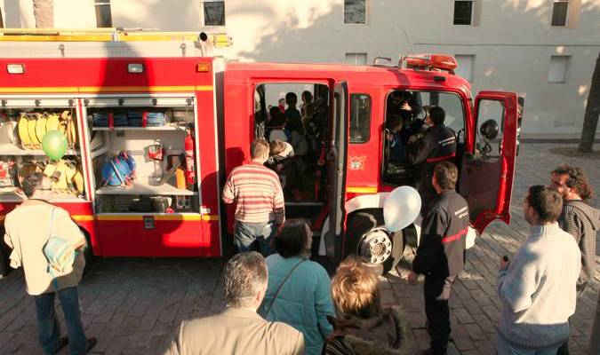 En 'Ilusionando', los más peques podrán convertirse en un bombero en el camión que los Bomberos de Sevilla instalarán en los jardines del CAAC.
