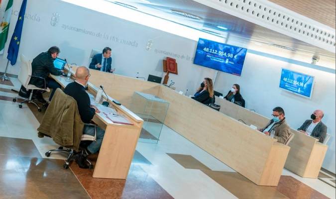 Pleno del Ayuntamiento de La Rinconada en el que han sido aprobados los Presupuestos Municipales para 2021. (Foto: Ayuntamiento de La Rinconada).